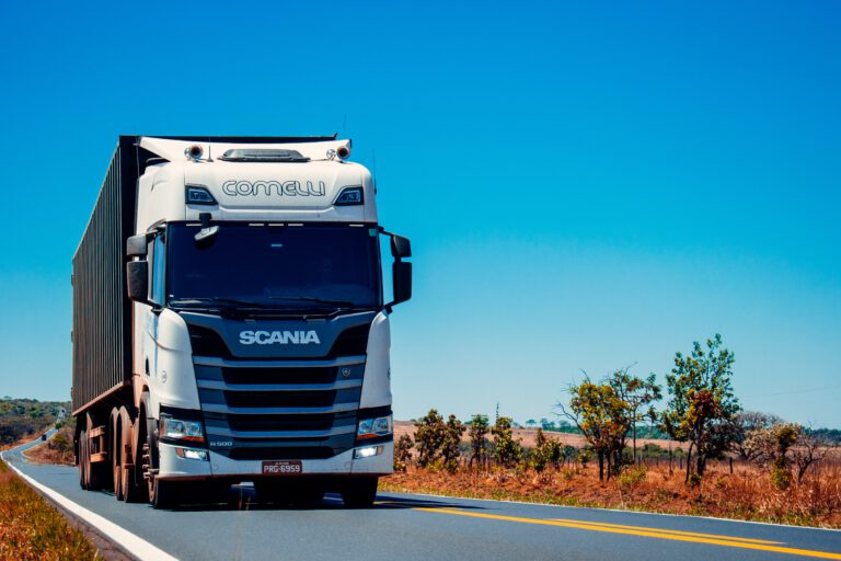 Welke specifieke kenmerken maken de meest recente modellen vrachtwagens en bakwagens aantrekkelijk voor bestuurders?
